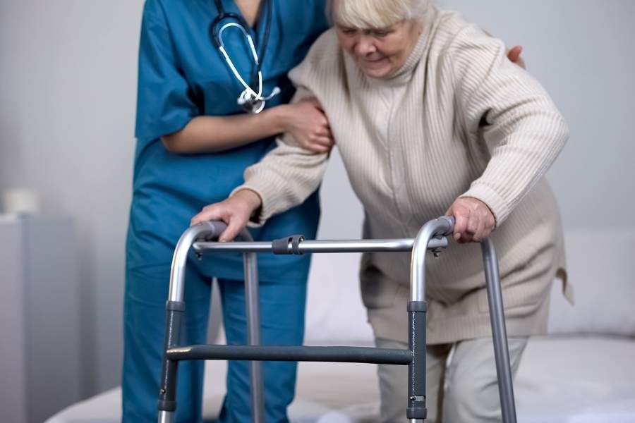 Kalça Protezi Sonrası Yürüyüş Ne Zaman Başlar?