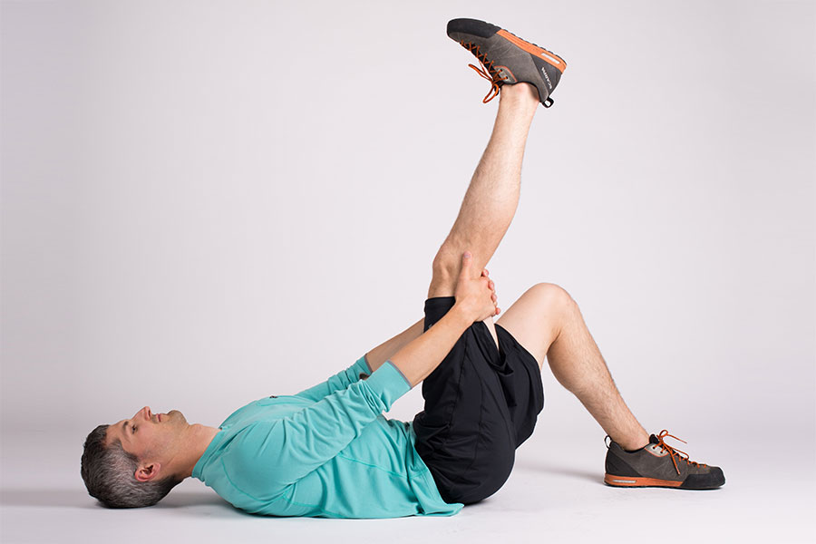 evde yapılabilecek egzersizlerden biri olan düz bacak kaldırma (straight leg raise) hareketi